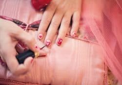 Cosa sapere dello smalto semipermanente, dall’applicazione alla rimozione