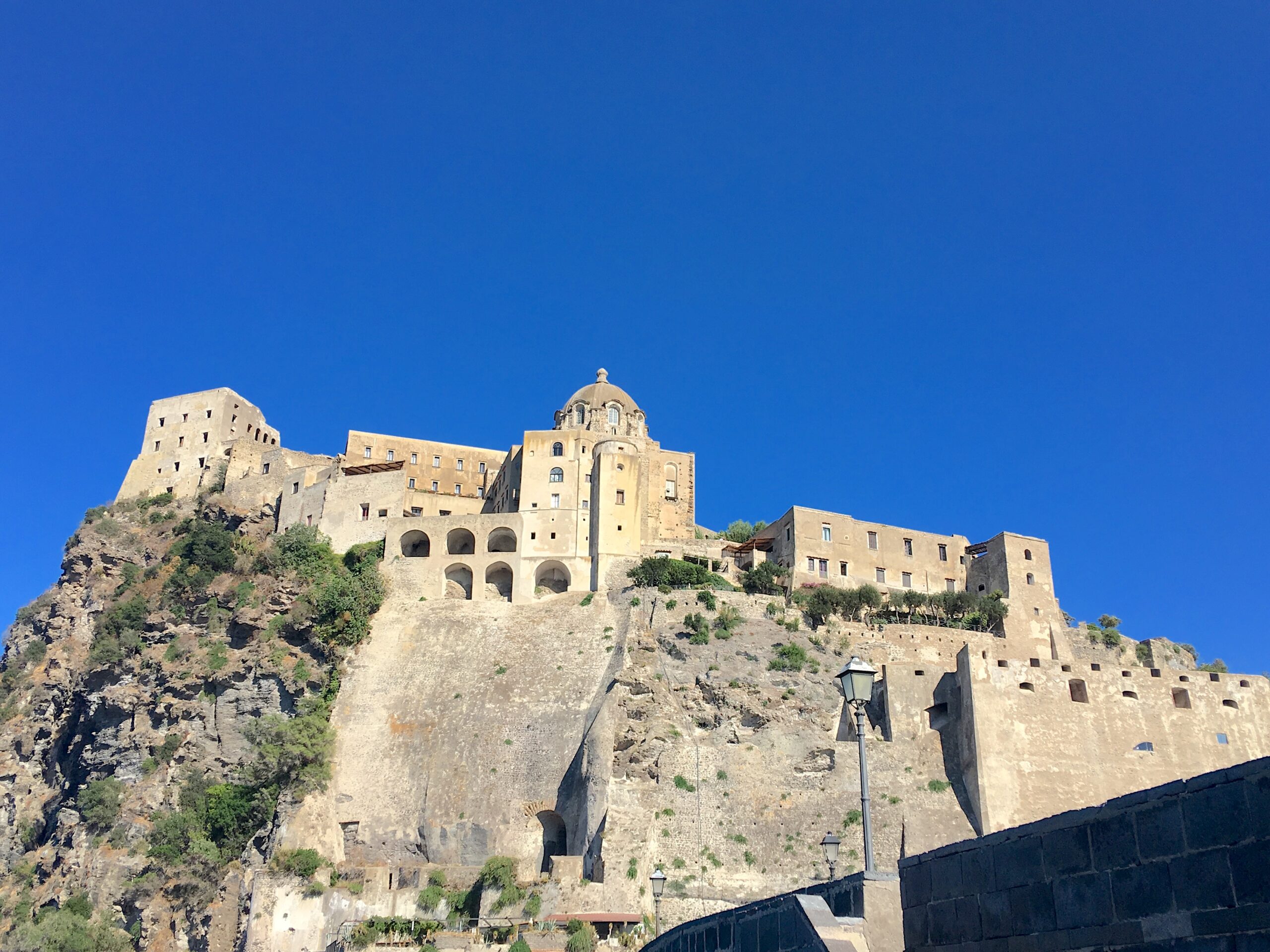 Il mistero del Castello Aragonese di Ischia: tra storia, leggende e bellezze nascoste