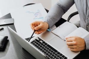 Crescere prima degli altri: amicizia, maturità e solitudine nel percorso verso la libertà